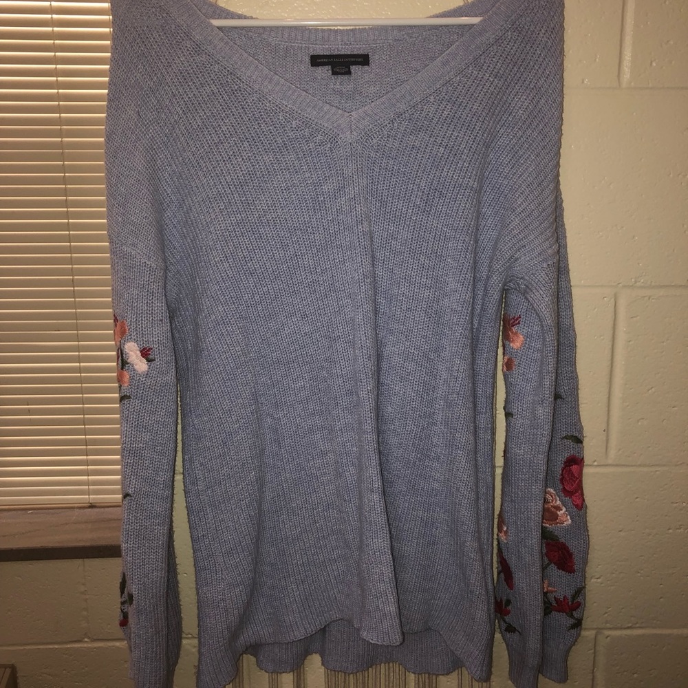 American Eagle Sweater with flower embroidery - Picture 2 of 2